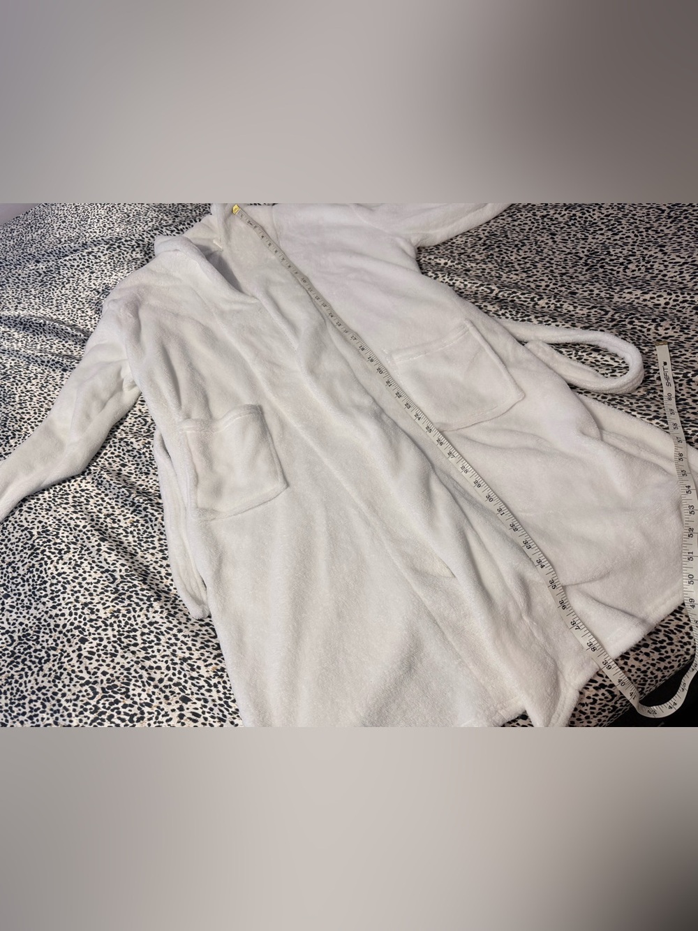 ✨Tri-Coastal Design White Robe✨ - Picture 5 of 6